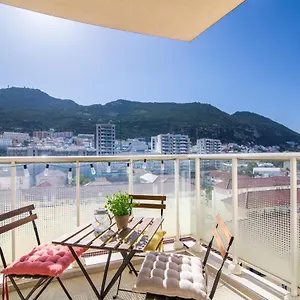Luxury Modern Apartment With Exceptional Views! Apartment