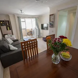 Bright And 2 Bedroom Flat In Apartment